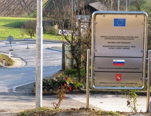 Pogled na delček obnovljene ceste proti Ponkvici